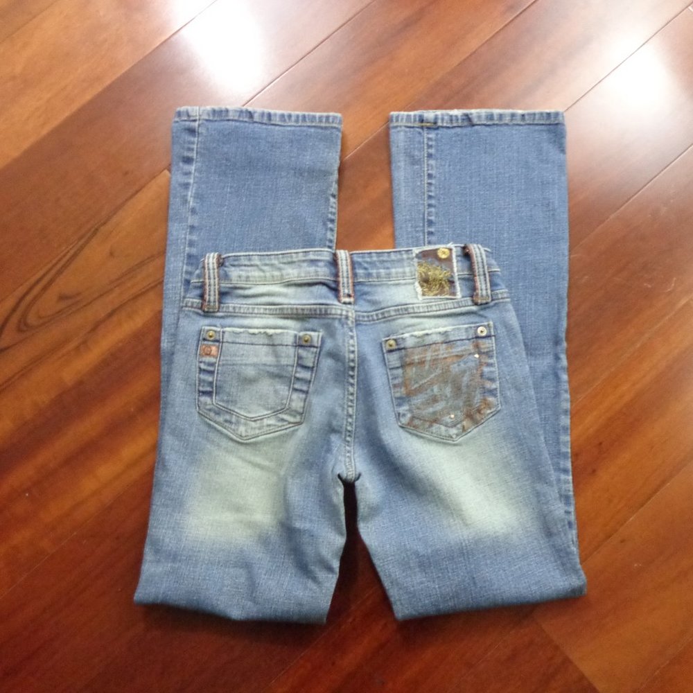 LOT 29 LIGHT WASH DISTRESSED JEANS SZ 5